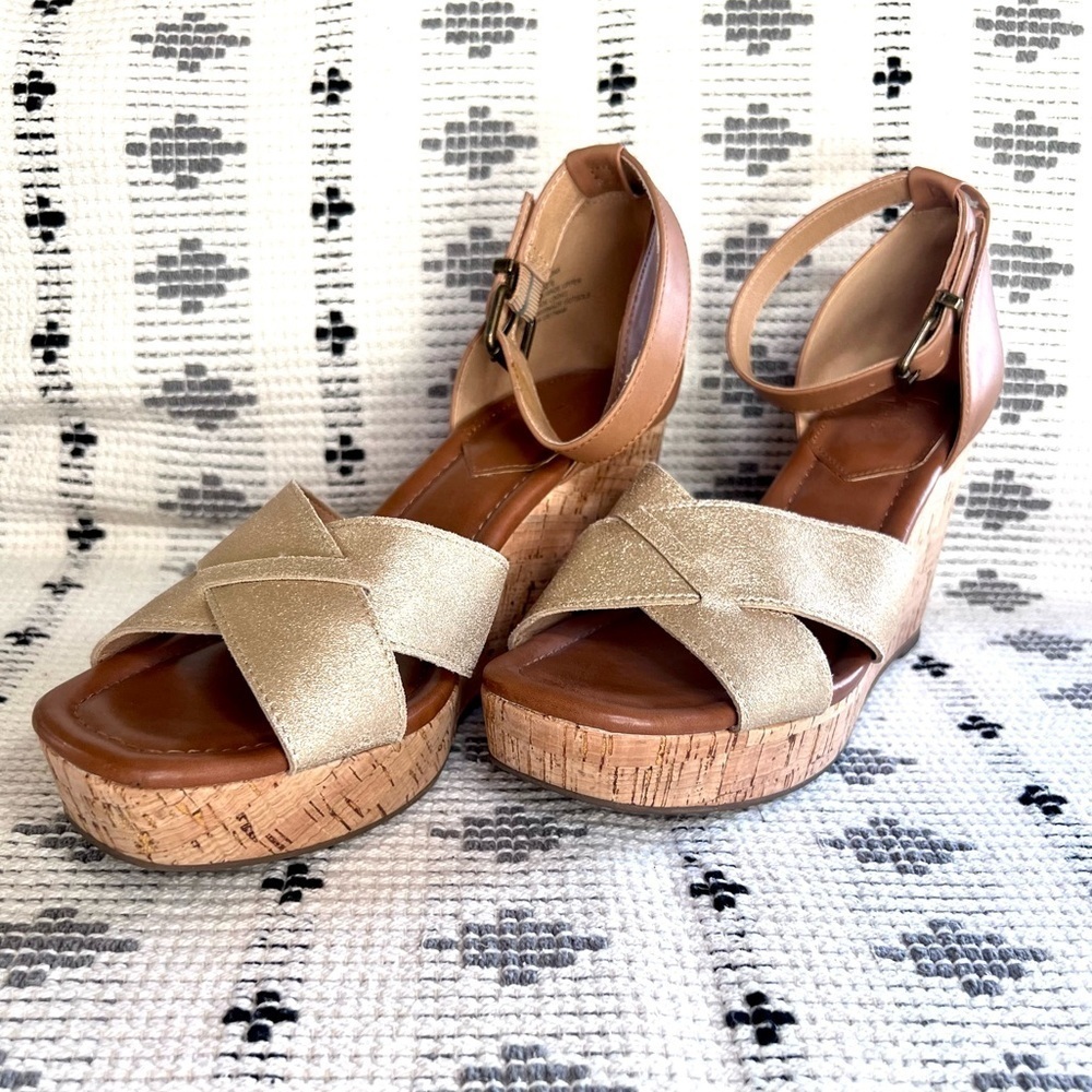 Crown Vintage Tan and Gold Wedge Sandals, size 8